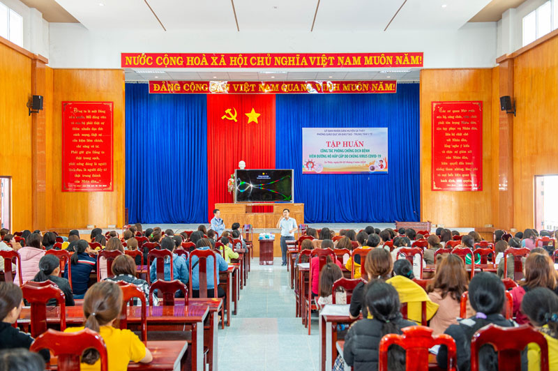 TRUNG TÂM Y TẾ HUYỆN SA THẦY PHỐI HỢP VỚI PHÒNG GIÁO DỤC VÀ ĐÀO TẠO HUYỆN TỔ CHỨC TẬP HUẤN CÔNG TÁC PHÒNG CHỐNG DỊCH BỆNH COVID – 19 CHO CÁC TRƯỜNG MẦM NON, TIỂU HỌC, THCS TRÊN ĐỊA BÀN HUYỆN SA THẦY